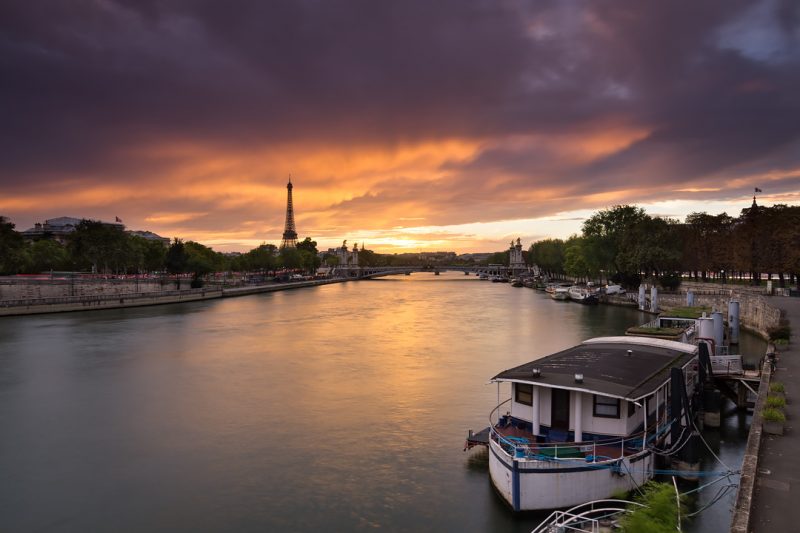 Nuages rougeoyants au dessus du Pont Alexandre III © David Briard