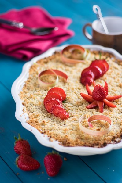 Crumble fraises et rhubarbe © David Briard