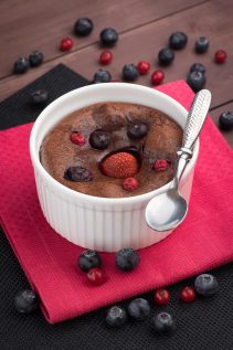 Fondant au chocolat aux fruits rouges. © David Briard