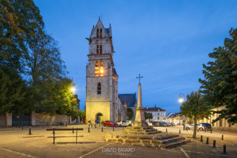 Heure bleue sur l’église Saint-Martin et le calvaire de Fontenay-Trésigny © David Briard